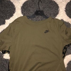 green nike tee never worn